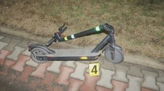 Žena na elektrokoloběžce najela do výmolu. Je vážně zraněná