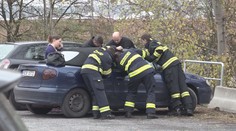 Drama v Plzni! Žena zabouchla v autě miminko i klíče, zamklo se!
