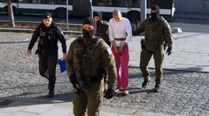 Soudce neobměkčily ani růžové tepláky. Údajného vraha vlastní matky poslal do vazby