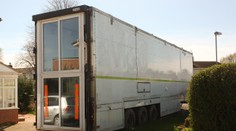 Unikátní přestavba: Z návěsu kamionu vznikl třípokojový byt