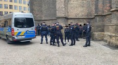 Policisté v centru Prahy nejspíš překazili velkou bitku desítek dětí!