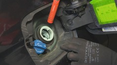 Lidé natankovali, za den už nenastartovali. Stále čekají na odškodnění