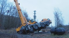 Velký jeřáb se převrhl a strhl elektrické vedení. Obec byla hodiny bez proudu