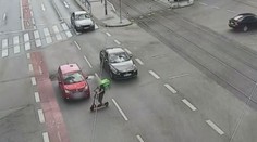 Kurýr na koloběžce vjel přímo pod auto. Na rozdíl od jídla vyvázl bez újmy