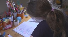 Děti se vrací do lavic. Školy ale do poslední chvíle neví, kolik budou mít žáků