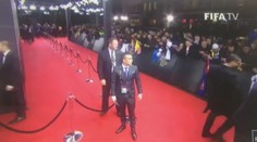 Fanoušek chtěl podpis Ronalda, ale upadl a rozesmál i ochranku