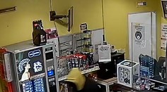 Neviděli jste ho? Lupič v Praze přepadl benzinku, prodavačku ohrožoval nožem