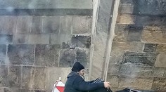 Nehorázné plýtvání! Muž naplnil pečivem kontejner téměř až po okraj