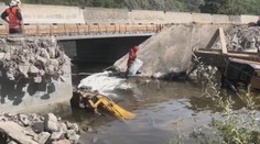 Bagr se převrátil do potoka, zasahovat museli hasiči
