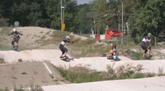 Adrenalin a tvrdé pády. Závodníci na "elektrovozítkách" poměřili síly na dráze