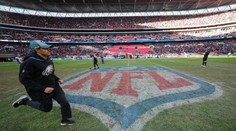 To je oraniště! Američtí fotbalisté zničili Tottenhamu hřiště