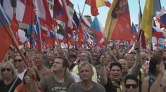 Na Václaváku se sešly tisíce lidí. Musela zasahovat policie, zadržela extremistu