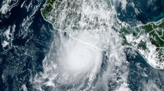 Nad oceánem zuří neobvykle silná bouře. Úřady se bojí katastrofického scénáře