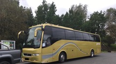 Řidič autobusu zkolaboval na dálnici u Jablonce, zaskočil za něj cestující!