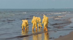 Unikající ropa zničila oblíbenou pláž. Náprava potrvá roky, prohlásil biolog