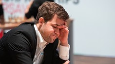 Šachový král Carlsen padl. Na turnaji o 1,3 milionu ho porazil 17letý talent
