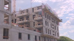 Stavební firmy mají málo pracovníků. Zhoršuje to dostupnost bydlení, říká ekonom