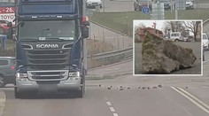 Z náklaďáku se na rušné křižovatce vysypalo kamení, řidič jel dál