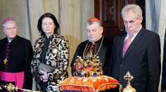 VIDEO: Takhle Zeman vrávoral u korunovačních klenotů. 90 procent lidí si myslí: Byl opilý