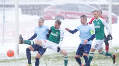 To je soudržnost! Fotbalisté Jablonce zachraňují pažit na stadionu