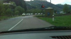 Řidič autobusu hazardoval s životy cestujících na přejezdu! Svítily červené signály