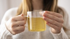 Varování pro milovníky černého čaje: Tyto léky jím rozhodně nezapíjejte