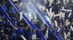 Peklo v Argentině. Fanoušci po špatných výsledcích zapálili fotbalistům auta