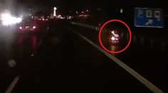 Řidiči nevěřili vlastním očím. Po dálnici u Prahy si to "hasil" vozíčkář!