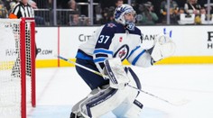 V NHL tekla krev. Brankáře Jets musel po ráně jako z děla ošetřovat lékař