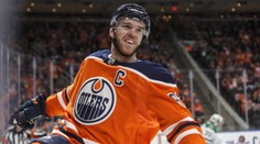Hvězdný McDavid zazářil při udílení cen NHL. Odnesl si dvě trofeje