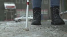 Nevidomí bojují s ledovkou a sněhem. Chodníky často nikdo neodhrnuje