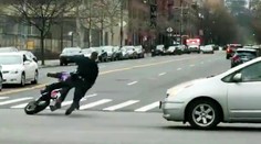 Policista zabavil motorku a chtěl se projet. Nedopadlo to dobře!