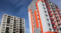 Rodiče uvěznil dvouletý syn na balkóně, soused musel volat strážníky