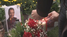 Slzy u hrobu Karla Gotta. Největší fanynka tam vyrazila už po půlnoci
