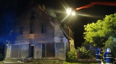 Požár velkého domu zvedl hasiče z celého okresu