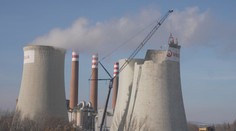 V Ostravě bourají obří chladicí věž. Rozebírá jí bagr zavěšený na jeřábu