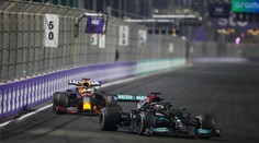 Závod plný karambolů ovládl Hamilton, s Verstappenem mají stejně bodů