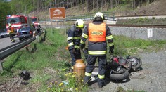 Motorkář nezvládl předjetí a zemřel. Auto poslal do příkopu