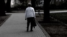 VIDEO: Loupežné přepadení seniorky. Policie už má podezřelého násilníka