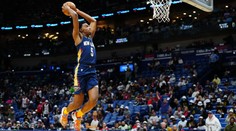 Oblékli žluté ponožky. Ukrajině vyjádřili podporu i basketbalisté Pelicans