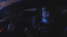 Kurýr v Praze odmítl přeparkovat. Hlídka ho ostře zpacifikovala. VIDEO