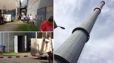 Z komína teplárny se zřítila plošina s dělníky. Jeden na místě zemřel
