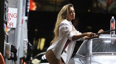 Tak tomuhle se říká servis! Modelka nafotila sexy sérii při tankování