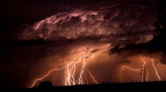 Česko zasáhly velmi silné bouřky. Meteorologové zpřísnili výstrahu