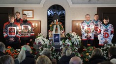 Pohřeb oblíbeného moderátora. Přítelkyně mu poslala do nebe dojemný vzkaz