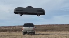 Kalifornská firma otestovala první létající auto. Cena přesáhne 7 milionů korun
