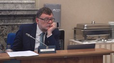 Stanjura hledá, kde škrtnout další miliardy. Podle opozice selže