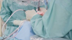 Čeští lékaři provedli unikátní operaci mozku. Pomohli dvouleté holčičce