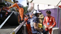 Nehoda na špinavé trati. Leclerc v Baku poničil své ferrari