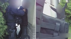 Muž si spletl kurýra s milencem ženy. Po zahradě ho naháněl s mačetou